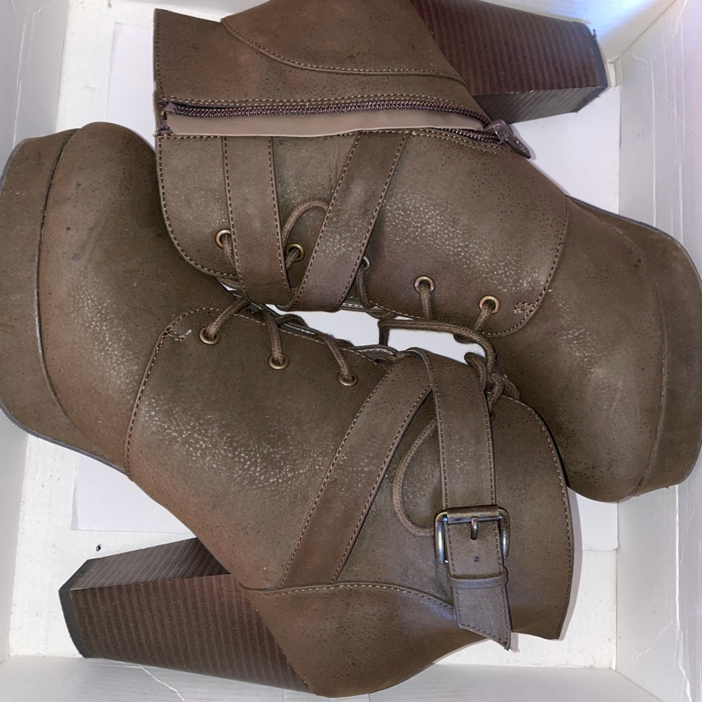 SLIGHTLY WORN FASHION ANKLE BOOTS SIZE 10